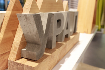Бетонная надпись на подставке "УРАЛ" производствоЕль