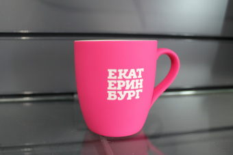 Кружка с прорезиненной поверхностью фуксия, с лого Екатеринбург 