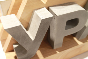 Бетонная надпись на подставке "УРАЛ" производствоЕль Бетонная надпись на подставке "УРАЛ" производствоЕль